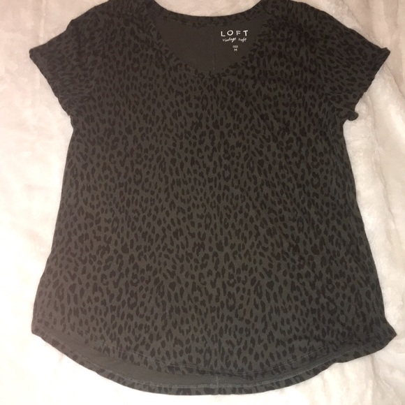 LOFT Green Leopard Print T-Shirt Size M - Picture 2 of 7